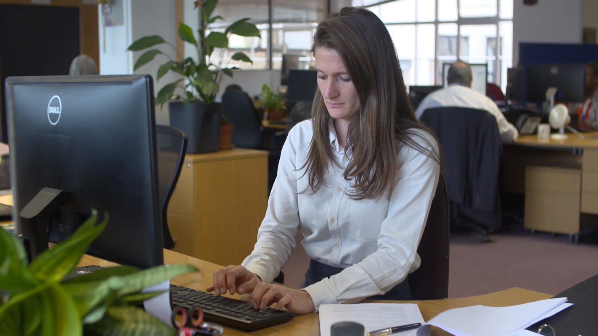 Service charge management employee working at computer to mobilise a lease with Mojo